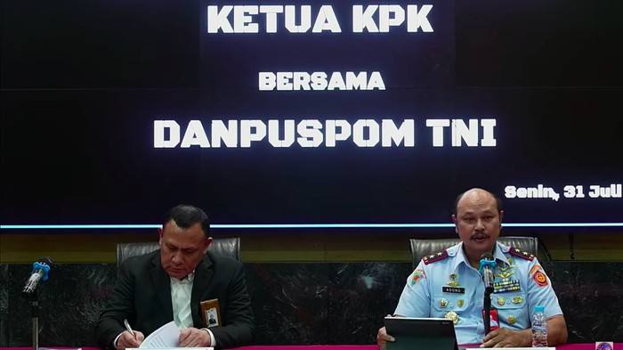 Ketua KPK Firli Bahuri bersama Danpuspom TNI Marsda Agung Handoko konpers terkait OTT Basarnas (YouTube Puspen TNI)