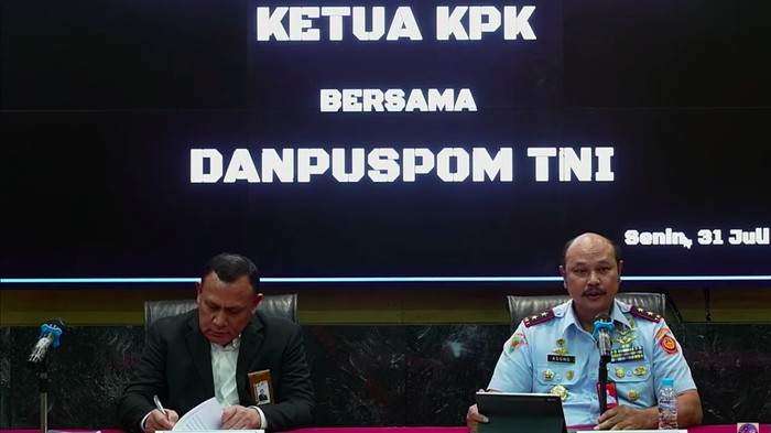 Ketua KPK Firli Bahuri bersama Danpuspom TNI Marsda Agung Handoko konpers terkait OTT Basarnas (YouTube Puspen TNI)