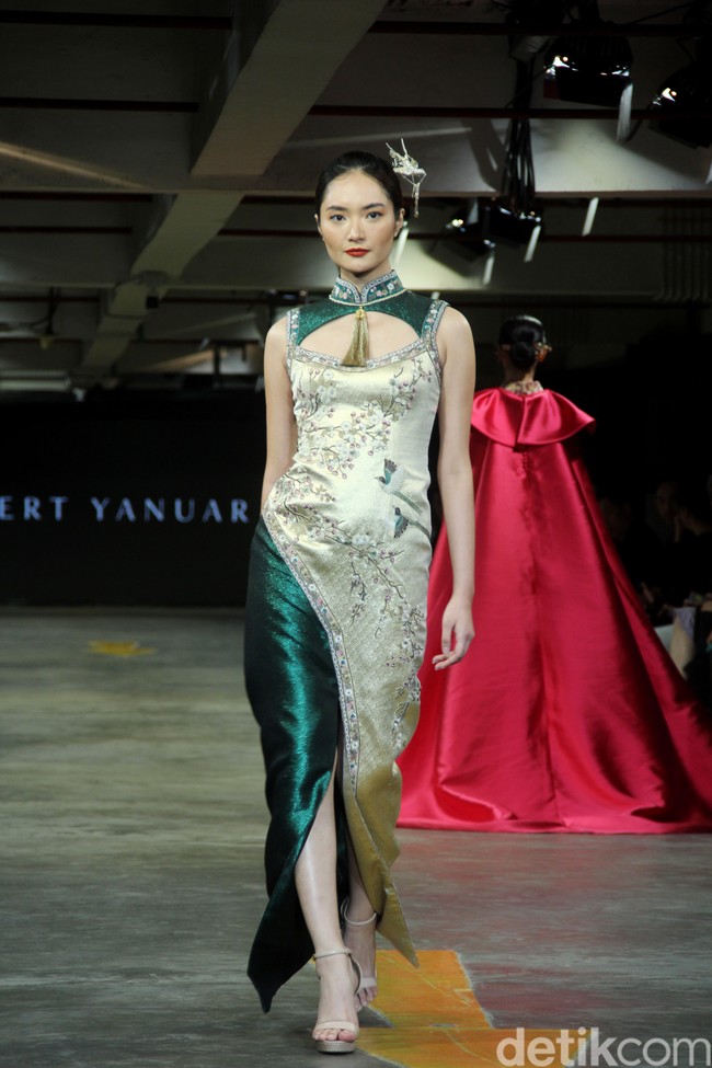 Albert Yanuar mengusung koleksi busana terbaru dengan filosofi tentang gambar kehidupan sosial dan budaya yang ecletic di Indonesia dan dituangkan dalam teknik bordiran tangan yang membentuk sebuah lukisan. Fashion show koleksi Albert digelar di JF3 Fashion Festival 2023. Kelapa Gading. Jakarta. Senin [24/7/2023].  Foto: Mohammad Abduh/detikcom. 