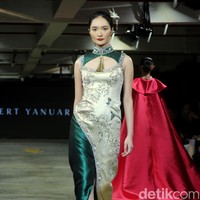 Albert Yanuar mengusung koleksi busana terbaru dengan filosofi tentang gambar kehidupan sosial dan budaya yang ecletic di Indonesia dan dituangkan dalam teknik bordiran tangan yang membentuk sebuah lukisan. Fashion show koleksi Albert digelar di JF3 Fashion Festival 2023. Kelapa Gading. Jakarta. Senin [24/7/2023].  Foto: Mohammad Abduh/detikcom. 