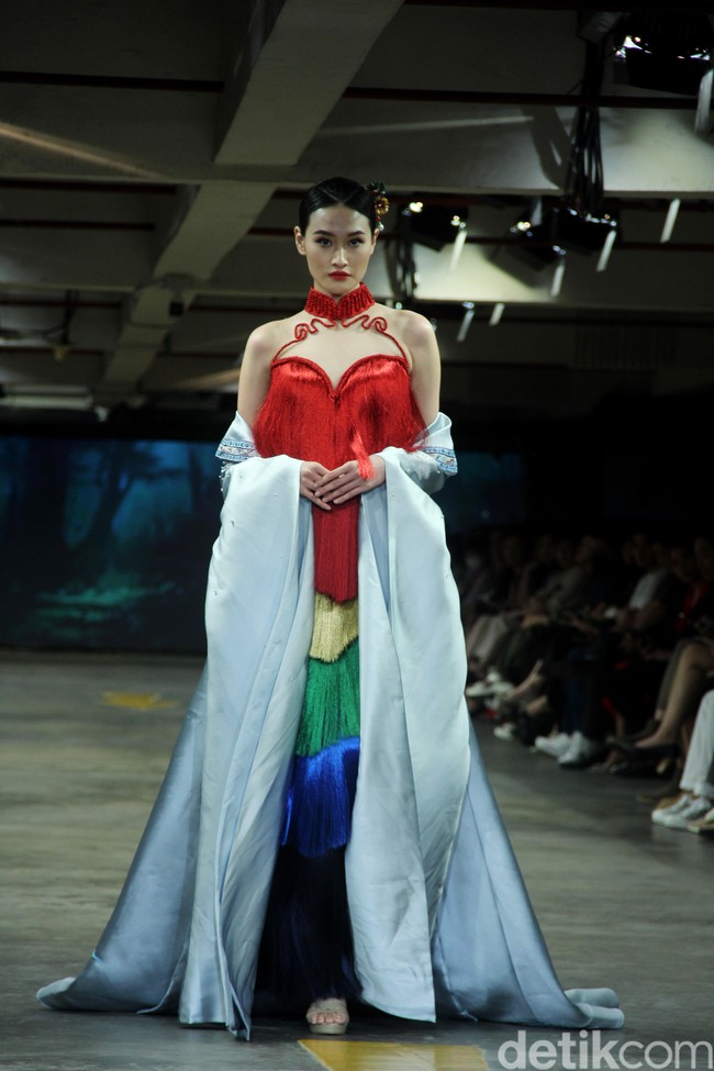 Albert Yanuar mengusung koleksi busana terbaru dengan filosofi tentang gambar kehidupan sosial dan budaya yang ecletic di Indonesia dan dituangkan dalam teknik bordiran tangan yang membentuk sebuah lukisan. Fashion show koleksi Albert digelar di JF3 Fashion Festival 2023. Kelapa Gading. Jakarta. Senin [24/7/2023]. Foto: Mohammad Abduh/detikcom.