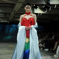 Albert Yanuar mengusung koleksi busana terbaru dengan filosofi tentang gambar kehidupan sosial dan budaya yang ecletic di Indonesia dan dituangkan dalam teknik bordiran tangan yang membentuk sebuah lukisan. Fashion show koleksi Albert digelar di JF3 Fashion Festival 2023. Kelapa Gading. Jakarta. Senin [24/7/2023]. Foto: Mohammad Abduh/detikcom.