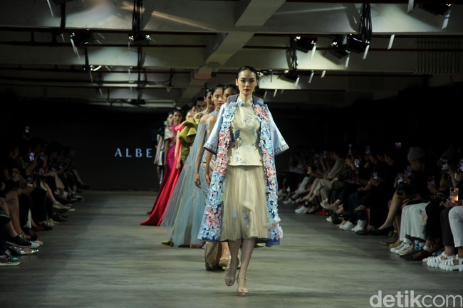 Albert Yanuar mengusung koleksi busana terbaru dengan filosofi tentang gambar kehidupan sosial dan budaya yang ecletic di Indonesia dan dituangkan dalam teknik bordiran tangan yang membentuk sebuah lukisan. Fashion show koleksi Albert digelar di JF3 Fashion Festival 2023. Kelapa Gading. Jakarta. Senin [24/7/2023].  Foto: Mohammad Abduh/detikcom. 