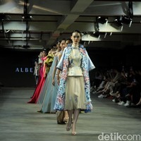 Albert Yanuar mengusung koleksi busana terbaru dengan filosofi tentang gambar kehidupan sosial dan budaya yang ecletic di Indonesia dan dituangkan dalam teknik bordiran tangan yang membentuk sebuah lukisan. Fashion show koleksi Albert digelar di JF3 Fashion Festival 2023. Kelapa Gading. Jakarta. Senin [24/7/2023].  Foto: Mohammad Abduh/detikcom. 