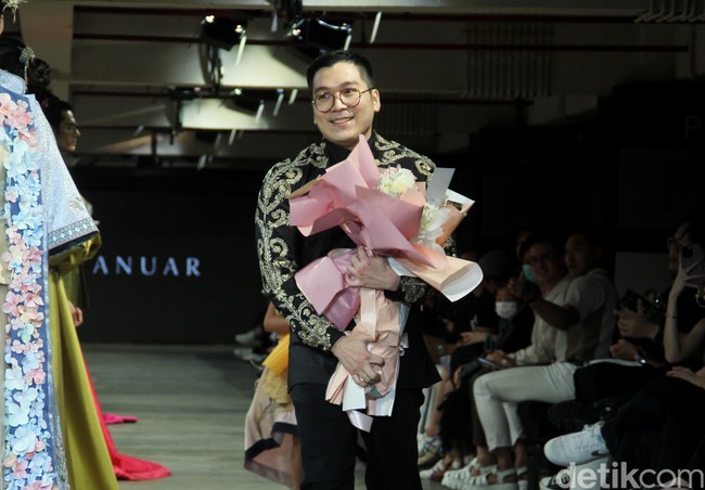 Albert Yanuar mengusung koleksi busana terbaru dengan filosofi tentang gambar kehidupan sosial dan budaya yang ecletic di Indonesia dan dituangkan dalam teknik bordiran tangan yang membentuk sebuah lukisan. Fashion show koleksi Albert digelar di JF3 Fashion Festival 2023. Kelapa Gading. Jakarta. Senin [24/7/2023]. Foto: Mohammad Abduh/detikcom. 