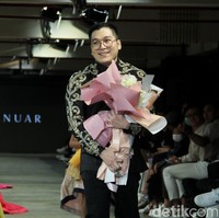 Albert Yanuar mengusung koleksi busana terbaru dengan filosofi tentang gambar kehidupan sosial dan budaya yang ecletic di Indonesia dan dituangkan dalam teknik bordiran tangan yang membentuk sebuah lukisan. Fashion show koleksi Albert digelar di JF3 Fashion Festival 2023. Kelapa Gading. Jakarta. Senin [24/7/2023]. Foto: Mohammad Abduh/detikcom. 