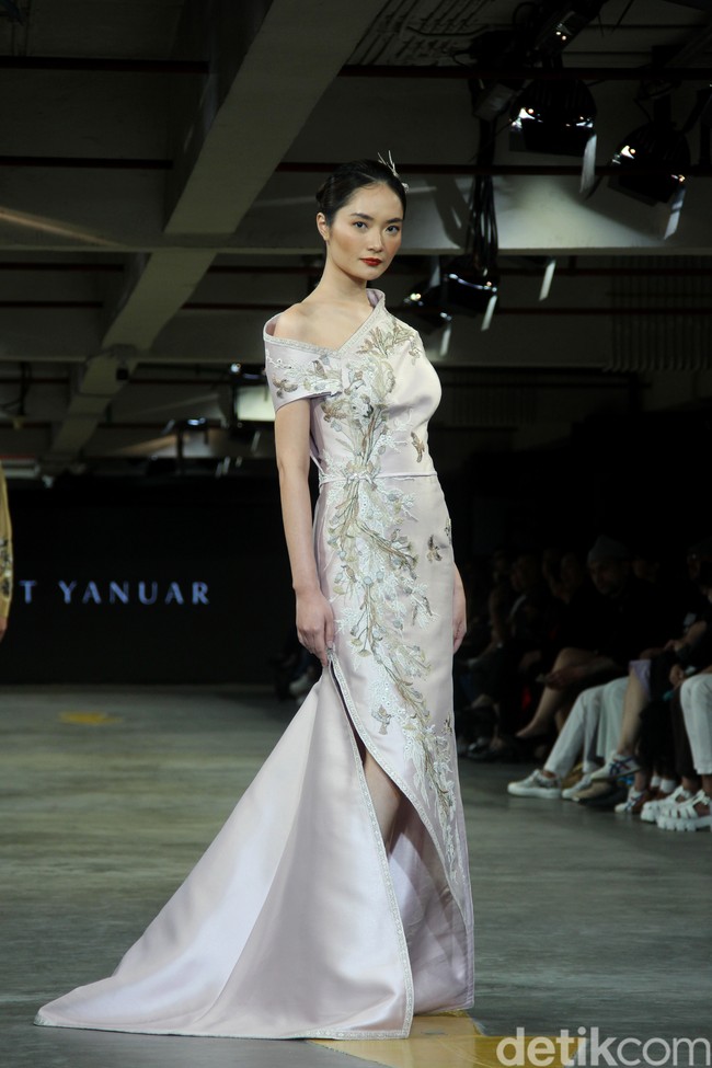 Albert Yanuar mengusung koleksi busana terbaru dengan filosofi tentang gambar kehidupan sosial dan budaya yang ecletic di Indonesia dan dituangkan dalam teknik bordiran tangan yang membentuk sebuah lukisan. Fashion show koleksi Albert digelar di JF3 Fashion Festival 2023. Kelapa Gading. Jakarta. Senin [24/7/2023].  Foto: Mohammad Abduh/detikcom. 