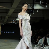 Albert Yanuar mengusung koleksi busana terbaru dengan filosofi tentang gambar kehidupan sosial dan budaya yang ecletic di Indonesia dan dituangkan dalam teknik bordiran tangan yang membentuk sebuah lukisan. Fashion show koleksi Albert digelar di JF3 Fashion Festival 2023. Kelapa Gading. Jakarta. Senin [24/7/2023].  Foto: Mohammad Abduh/detikcom. 