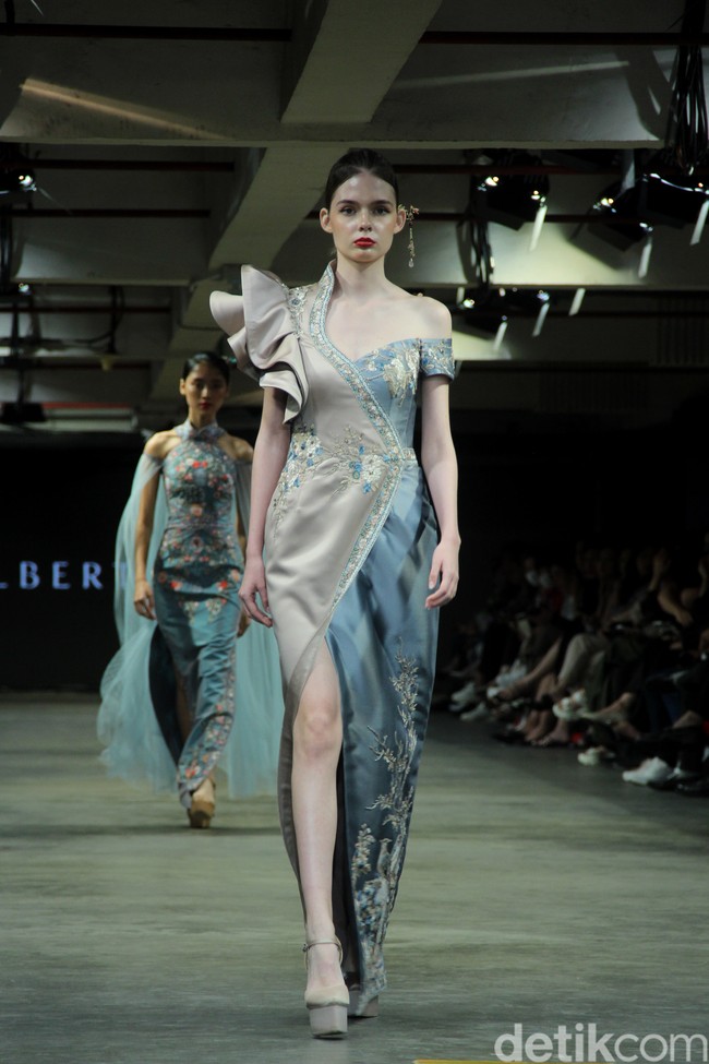 Albert Yanuar mengusung koleksi busana terbaru dengan filosofi tentang gambar kehidupan sosial dan budaya yang ecletic di Indonesia dan dituangkan dalam teknik bordiran tangan yang membentuk sebuah lukisan. Fashion show koleksi Albert digelar di JF3 Fashion Festival 2023. Kelapa Gading. Jakarta. Senin [24/7/2023].  Foto: Mohammad Abduh/detikcom. 
