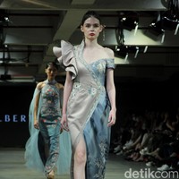 Albert Yanuar mengusung koleksi busana terbaru dengan filosofi tentang gambar kehidupan sosial dan budaya yang ecletic di Indonesia dan dituangkan dalam teknik bordiran tangan yang membentuk sebuah lukisan. Fashion show koleksi Albert digelar di JF3 Fashion Festival 2023. Kelapa Gading. Jakarta. Senin [24/7/2023].  Foto: Mohammad Abduh/detikcom. 