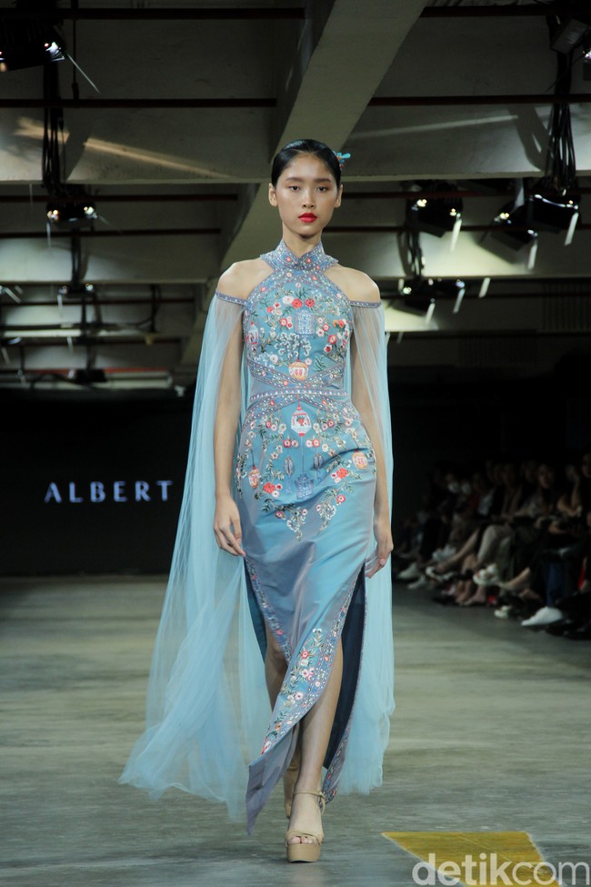 Albert Yanuar mengusung koleksi busana terbaru dengan filosofi tentang gambar kehidupan sosial dan budaya yang ecletic di Indonesia dan dituangkan dalam teknik bordiran tangan yang membentuk sebuah lukisan. Fashion show koleksi Albert digelar di JF3 Fashion Festival 2023. Kelapa Gading. Jakarta. Senin [24/7/2023].  Foto: Mohammad Abduh/detikcom. 