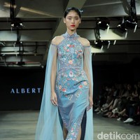 Albert Yanuar mengusung koleksi busana terbaru dengan filosofi tentang gambar kehidupan sosial dan budaya yang ecletic di Indonesia dan dituangkan dalam teknik bordiran tangan yang membentuk sebuah lukisan. Fashion show koleksi Albert digelar di JF3 Fashion Festival 2023. Kelapa Gading. Jakarta. Senin [24/7/2023].  Foto: Mohammad Abduh/detikcom. 