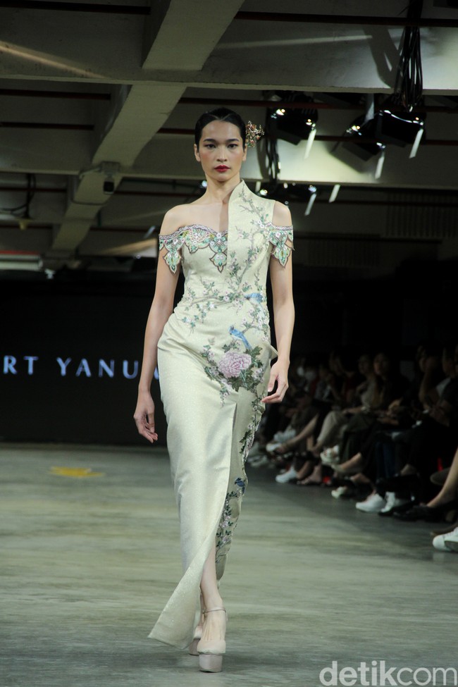 Albert Yanuar mengusung koleksi busana terbaru dengan filosofi tentang gambar kehidupan sosial dan budaya yang ecletic di Indonesia dan dituangkan dalam teknik bordiran tangan yang membentuk sebuah lukisan. Fashion show koleksi Albert digelar di JF3 Fashion Festival 2023. Kelapa Gading. Jakarta. Senin [24/7/2023]. Foto: Mohammad Abduh/detikcom. 