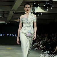 Albert Yanuar mengusung koleksi busana terbaru dengan filosofi tentang gambar kehidupan sosial dan budaya yang ecletic di Indonesia dan dituangkan dalam teknik bordiran tangan yang membentuk sebuah lukisan. Fashion show koleksi Albert digelar di JF3 Fashion Festival 2023. Kelapa Gading. Jakarta. Senin [24/7/2023]. Foto: Mohammad Abduh/detikcom. 