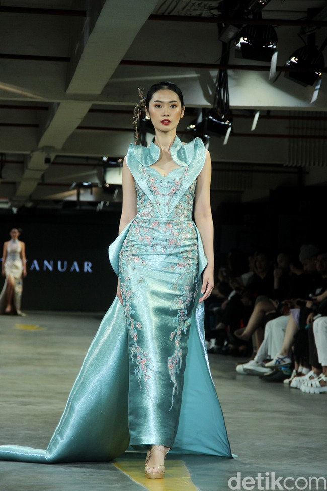 Albert Yanuar mengusung koleksi busana terbaru dengan filosofi tentang gambar kehidupan sosial dan budaya yang ecletic di Indonesia dan dituangkan dalam teknik bordiran tangan yang membentuk sebuah lukisan. Fashion show koleksi Albert digelar di JF3 Fashion Festival 2023. Kelapa Gading. Jakarta. Senin [24/7/2023].  Foto: Mohammad Abduh/detikcom. 