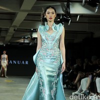 Albert Yanuar mengusung koleksi busana terbaru dengan filosofi tentang gambar kehidupan sosial dan budaya yang ecletic di Indonesia dan dituangkan dalam teknik bordiran tangan yang membentuk sebuah lukisan. Fashion show koleksi Albert digelar di JF3 Fashion Festival 2023. Kelapa Gading. Jakarta. Senin [24/7/2023].  Foto: Mohammad Abduh/detikcom. 