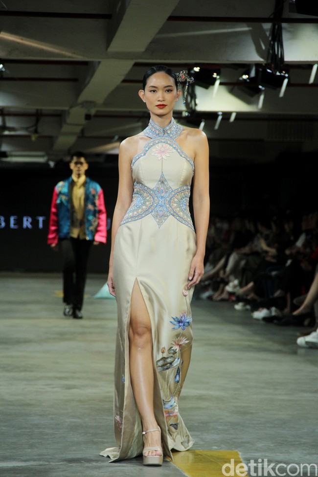 Albert Yanuar mengusung koleksi busana terbaru dengan filosofi tentang gambar kehidupan sosial dan budaya yang ecletic di Indonesia dan dituangkan dalam teknik bordiran tangan yang membentuk sebuah lukisan. Fashion show koleksi Albert digelar di JF3 Fashion Festival 2023. Kelapa Gading. Jakarta. Senin [24/7/2023].  Foto: Mohammad Abduh/detikcom. 