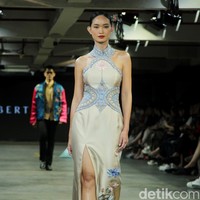 Albert Yanuar mengusung koleksi busana terbaru dengan filosofi tentang gambar kehidupan sosial dan budaya yang ecletic di Indonesia dan dituangkan dalam teknik bordiran tangan yang membentuk sebuah lukisan. Fashion show koleksi Albert digelar di JF3 Fashion Festival 2023. Kelapa Gading. Jakarta. Senin [24/7/2023].  Foto: Mohammad Abduh/detikcom. 