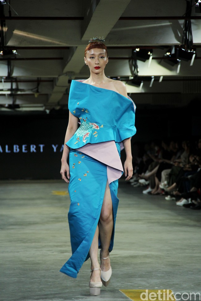 Albert Yanuar mengusung koleksi busana terbaru dengan filosofi tentang gambar kehidupan sosial dan budaya yang ecletic di Indonesia dan dituangkan dalam teknik bordiran tangan yang membentuk sebuah lukisan. Fashion show koleksi Albert digelar di JF3 Fashion Festival 2023. Kelapa Gading. Jakarta. Senin [24/7/2023]. Foto: Mohammad Abduh/detikcom. 