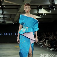 Albert Yanuar mengusung koleksi busana terbaru dengan filosofi tentang gambar kehidupan sosial dan budaya yang ecletic di Indonesia dan dituangkan dalam teknik bordiran tangan yang membentuk sebuah lukisan. Fashion show koleksi Albert digelar di JF3 Fashion Festival 2023. Kelapa Gading. Jakarta. Senin [24/7/2023]. Foto: Mohammad Abduh/detikcom. 