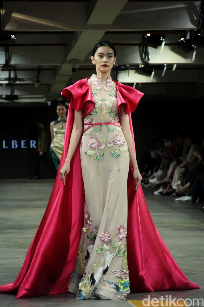 Albert Yanuar mengusung koleksi busana terbaru dengan filosofi tentang gambar kehidupan sosial dan budaya yang ecletic di Indonesia dan dituangkan dalam teknik bordiran tangan yang membentuk sebuah lukisan. Fashion show koleksi Albert digelar di JF3 Fashion Festival 2023. Kelapa Gading. Jakarta. Senin [24/7/2023].  Foto: Mohammad Abduh/detikcom. 