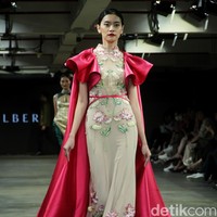 Albert Yanuar mengusung koleksi busana terbaru dengan filosofi tentang gambar kehidupan sosial dan budaya yang ecletic di Indonesia dan dituangkan dalam teknik bordiran tangan yang membentuk sebuah lukisan. Fashion show koleksi Albert digelar di JF3 Fashion Festival 2023. Kelapa Gading. Jakarta. Senin [24/7/2023].  Foto: Mohammad Abduh/detikcom. 