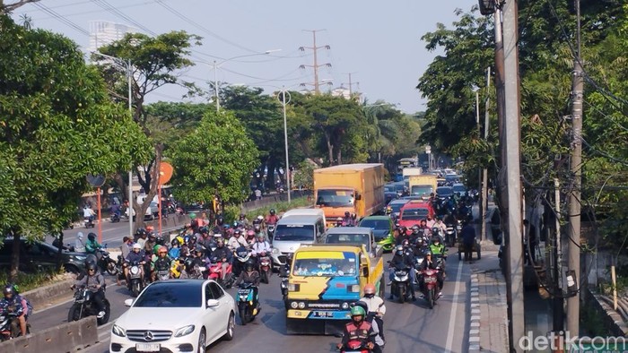 Kondisi lalu lintas di Jalan Daan Mogot, Jakbar Senin (31/7/2023)