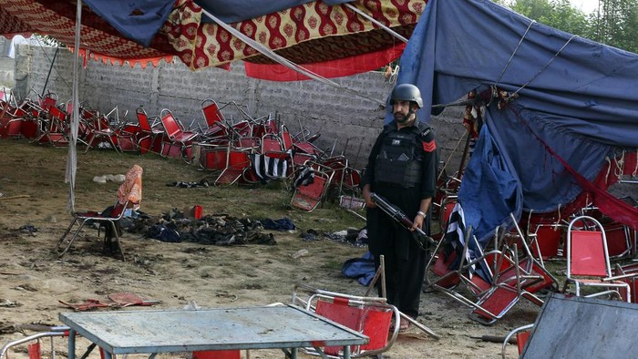 44 orang tewas akibat bom bunuh diri di lokasi pertemuan sebuah partai Islam di Pakistan. Begini kondisi lokasi pertemuan itu usai ledakan bom bunuh diri.