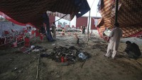 Lokasi pertemuan itu tampak porak-poranda. Atap tenda rusak dan kursi berserakan usai ledakan bom bunuh diri.  