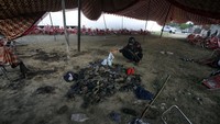 Sepatu para korban dikumpulkan di satu titik usai serangan bom bunuh diri.  