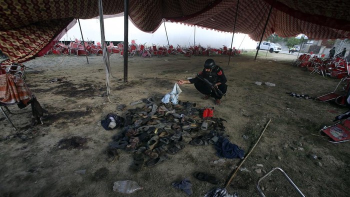 Kondisi Lokasi Pertemuan Politik di Pakistan Usai Bom Bunuh Diri 44 orang tewas akibat bom bunuh diri di lokasi pertemuan sebuah partai Islam di Pakistan. Begini kondisi lokasi pertemuan itu usai ledakan bom bunuh diri.