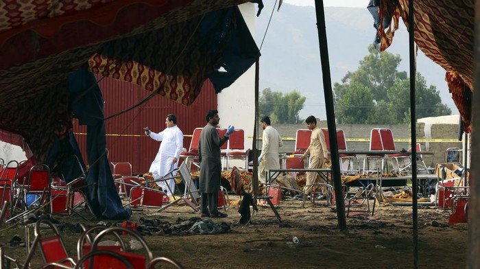 Kondisi Lokasi Pertemuan Politik di Pakistan Usai Bom Bunuh Diri 44 orang tewas akibat bom bunuh diri di lokasi pertemuan sebuah partai Islam di Pakistan. Begini kondisi lokasi pertemuan itu usai ledakan bom bunuh diri.
