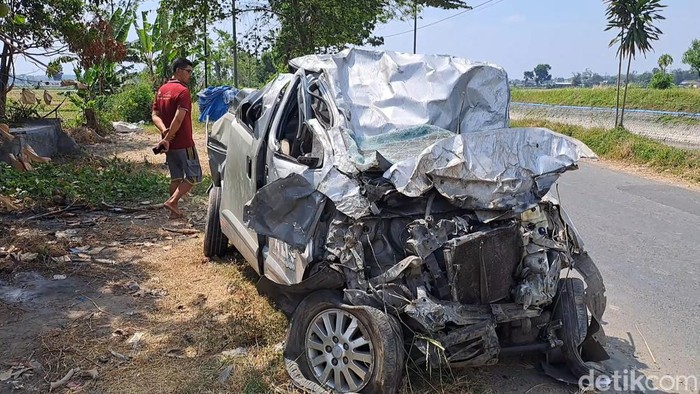 Kondisi Luxio usai tertabrak KA Dhoho di Jombang