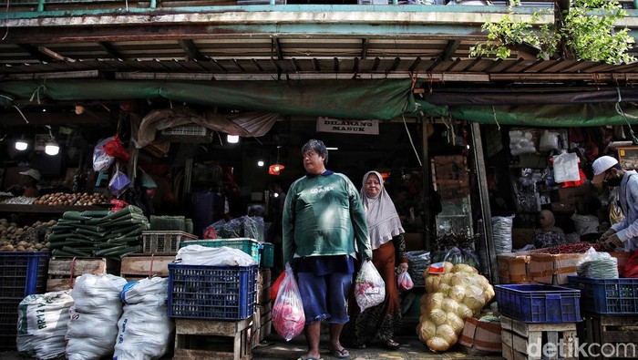 Revitalisasi Blok VI Pasar Senen mangkrak. Pedagang yang sebelumnya berjualan di Blok VI telah dipindah ke pasar penampungan. Begini kondisi pedagang tersebut.