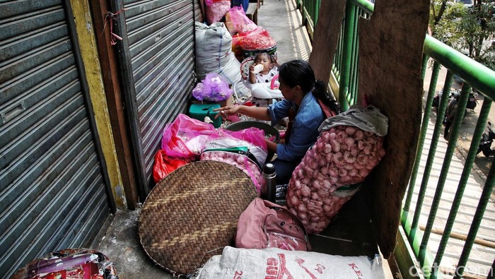 Kondisi Pedagang di Tengah Mangkraknya Revitalisasi Blok VI Pasar Senen Revitalisasi Blok VI Pasar Senen mangkrak. Pedagang yang sebelumnya berjualan di Blok VI telah dipindah ke pasar penampungan. Begini kondisi pedagang tersebut.