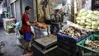 Pasar penampungan ini memiliki dua bagian berisi pedagang kain dan baju, lalu pedagang sayuran dan bahan masakan di bagian belakang.  