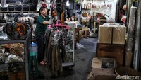 Pedagang mengaku sejak pindah ke pasar penampungan omzet penjualannya turun drastis. Hal itu karena kondisi pasar penampungan yang tidak nyaman untuk pembeli.  
