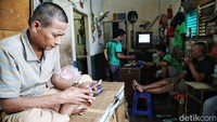 Sebelumnya para pedagang dijanjikan revitalisasi akan rampung dua tahun. Namun hingga saat ini janji tersebut belum juga direalisasikan.  