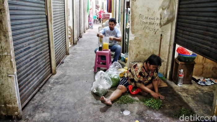 Revitalisasi Blok VI Pasar Senen mangkrak. Pedagang yang sebelumnya berjualan di Blok VI telah dipindah ke pasar penampungan. Begini kondisi pedagang tersebut.