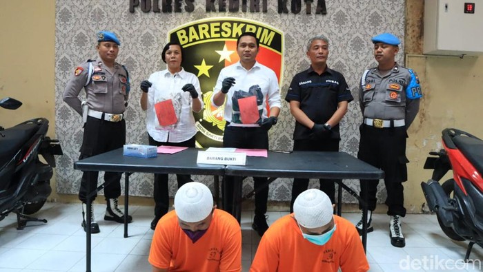 Konferensi pers tentang gadis dihamili di Polres Kediri Kota.