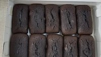 Kue balok rasa cokelat yang manis dan legit, bisa kamu beli di gerai yang bernama Kue Balok Qinari. Lokasinya ada di kawasan Tanah Abang, Jakarta Pusat. Foto: Google Review