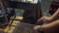 Kue Balok Pak Obos dikawasan Bojongloa, Bandung pun tak kalah populer. Di gerai yang legendaris ini kamu bisa memesan adonan yang setengah matang. Foto: Google Review