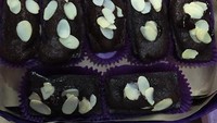 Kue balok dengan topping kacang almond bisa kamu dapatkan di Kue Balok Legenda Cibubur. Selain kacang almond, kue balok ini tersedia dalam beragai varian saus topping. Foto: Google Review