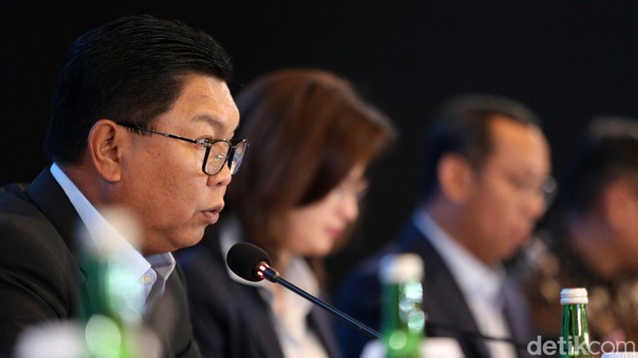 Direktur Teknologi Informasi Bank Mandiri Timothy Utama, Direktur Manajemen Risiko Ahmad Siddik Badruddin, Direktur Utama Darmawan Junaidi, Wakil Direktur Utama Alexandra Askandar, serta Direktur Keuangan dan Strategi Sigit Prastowo sedang berbincang sebelum penyampaian Paparan Publik Kinerja Bank Mandiri Triwulan II 2023 di Jakarta, Senin (31/7). Hingga Juni 2023, bank berlogo pita emas ini berhasil menyalurkan pertumbuhan kredit 11,8% (yoy) secara konsolidasi  mencapai Rp 1.272,07 triliun yang berkontribusi pada pertumbuhan Net Interest Income (NII) sebesar 13,1% yoy menjadi Rp 47,30 triliun. Berkat capaian tersebut, Bank Mandiri merengkuh laba bersih sesudah pajak per Juni 2023 sebesar Rp 25,2 triliun, naik 24,9% yoy.