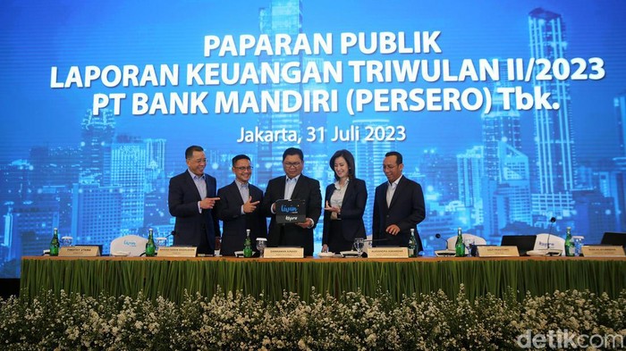 Direktur Teknologi Informasi Bank Mandiri Timothy Utama, Direktur Manajemen Risiko Ahmad Siddik Badruddin, Direktur Utama Darmawan Junaidi, Wakil Direktur Utama Alexandra Askandar, serta Direktur Keuangan dan Strategi Sigit Prastowo sedang berbincang sebelum penyampaian Paparan Publik Kinerja Bank Mandiri Triwulan II 2023 di Jakarta, Senin (31/7). Hingga Juni 2023, bank berlogo pita emas ini berhasil menyalurkan pertumbuhan kredit 11,8% (yoy) secara konsolidasi  mencapai Rp 1.272,07 triliun yang berkontribusi pada pertumbuhan Net Interest Income (NII) sebesar 13,1% yoy menjadi Rp 47,30 triliun. Berkat capaian tersebut, Bank Mandiri merengkuh laba bersih sesudah pajak per Juni 2023 sebesar Rp 25,2 triliun, naik 24,9% yoy.