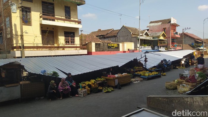 Lapak semi permanen di kompleks Pasar Muntilan yang dirobohkan, Senin (31/7/2023).