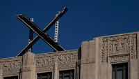 X logo is seen on the top of the headquarters of the messaging platform X, formerly known as Twitter, in downtown San Francisco, California, U.S., July 30, 2023.  REUTERS/Carlos Barria