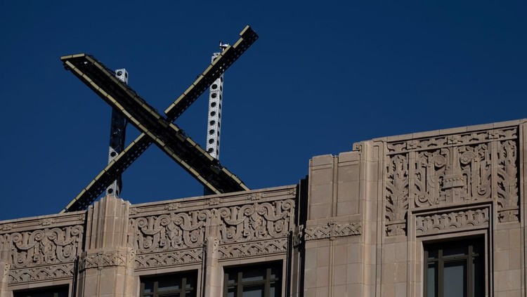 X logo is seen on the top of the headquarters of the messaging platform X, formerly known as Twitter, in downtown San Francisco, California, U.S., July 30, 2023.  REUTERS/Carlos Barria