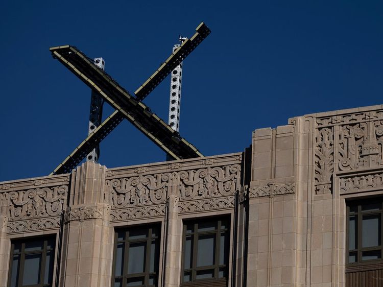 Logo X Raksasa Hiasi Gedung Markas Twitter San Francisco