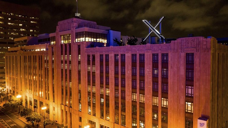 Logo X Raksasa Hiasi Gedung Markas Twitter San Francisco Workers install lighting on an